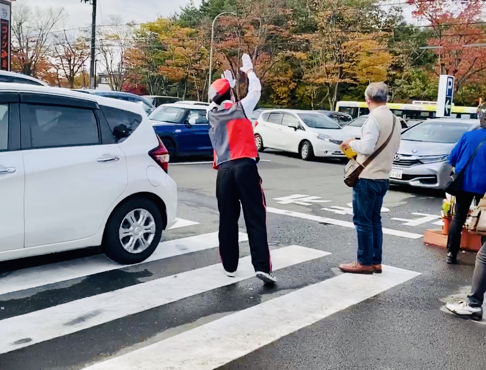 駐車場の混雑対応はステップマンが行い、お客様がスムーズに駐車できるよう、ご対応致しました。また、併せてカートや台車の回収業務も行いました。<br>
