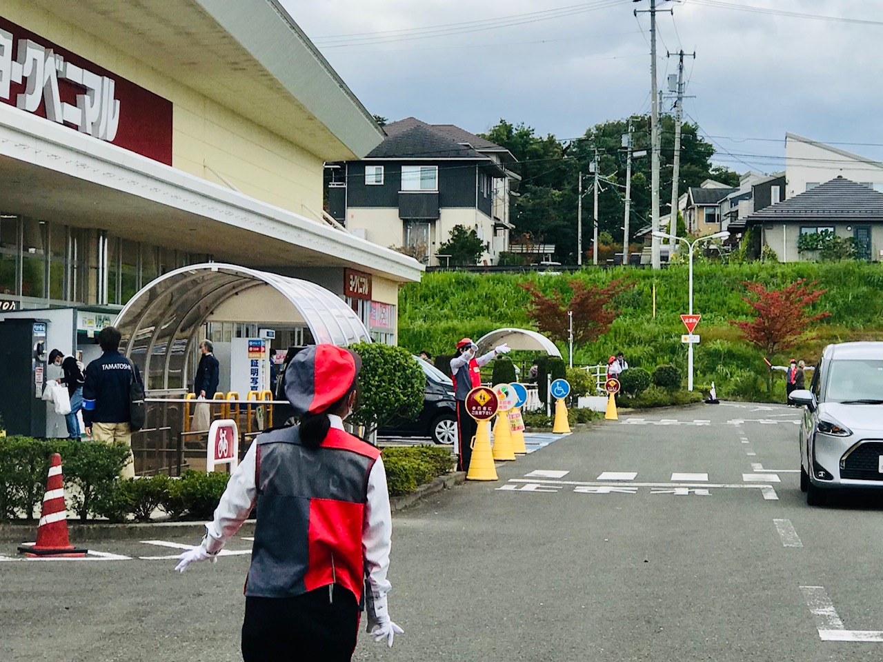 駐車場へステップマンを導入する事により、異空間を創り出すことが可能です。通常の警備員とは一味違うサービスで、お客様へ特別感を提供致します。尚、当日は1F平面駐車場と屋上駐車場を5名体制で対応致しました。<br>