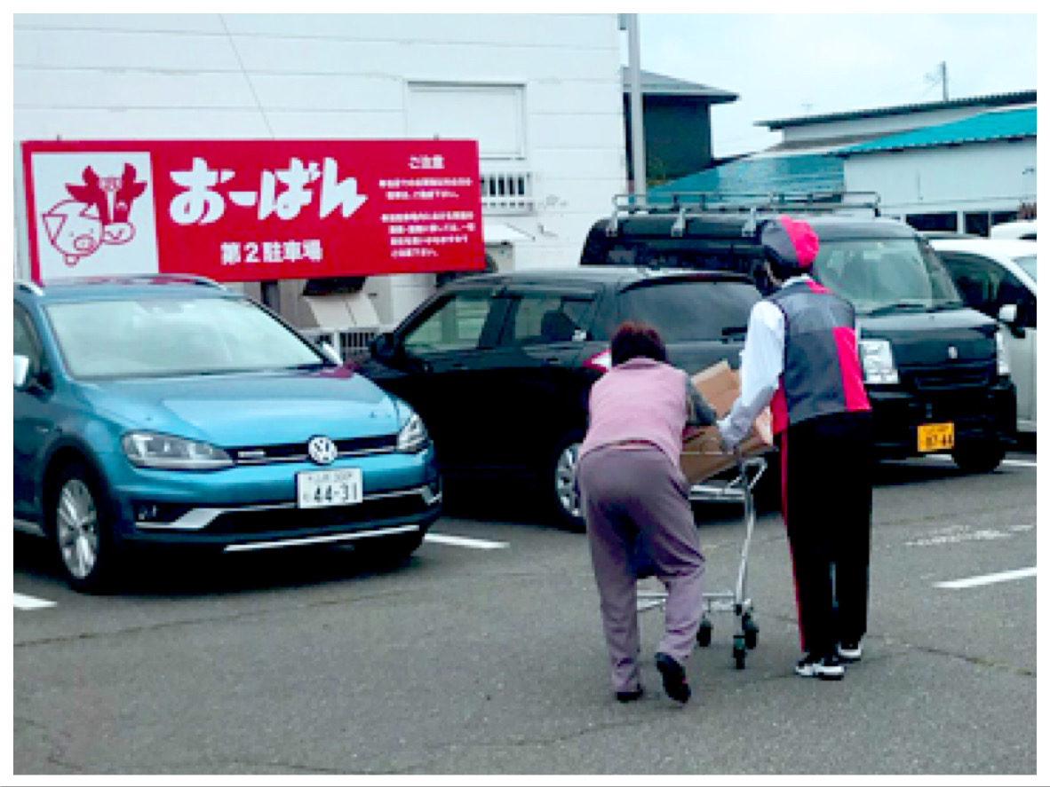 お車のご案内だけではなく、お客様のお荷物持ちや使用済みのカート回収等の接客業務も併せて実施致しました。<br>