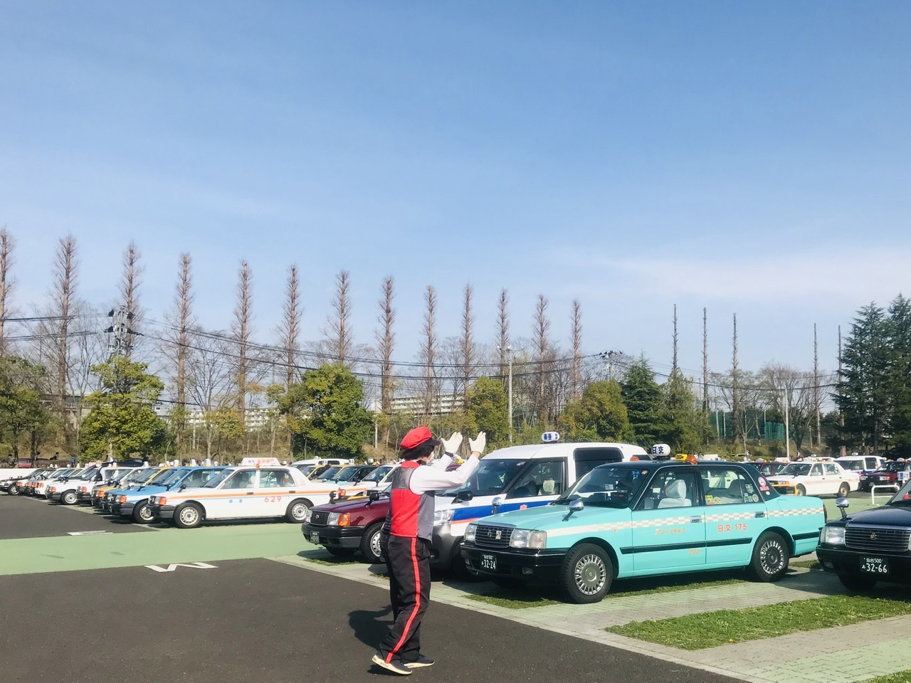 4月2週目より、案内台数が100台を超え、多い日は250台近くの誘導が必要となった為、場所を仙台国際センター駅周辺駐車場に変更し、実施しております。<br>