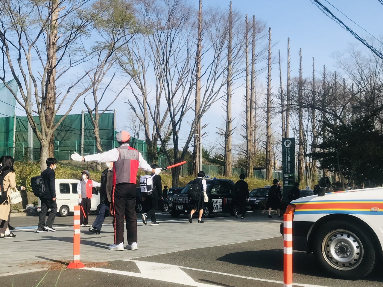 国際センター駅周辺の朝の時間帯は道路が混雑し、また近隣に学校があり歩行者も多い為、出入口での歩行者案内と車両入出庫補助も併せて実施致しました。<br>
