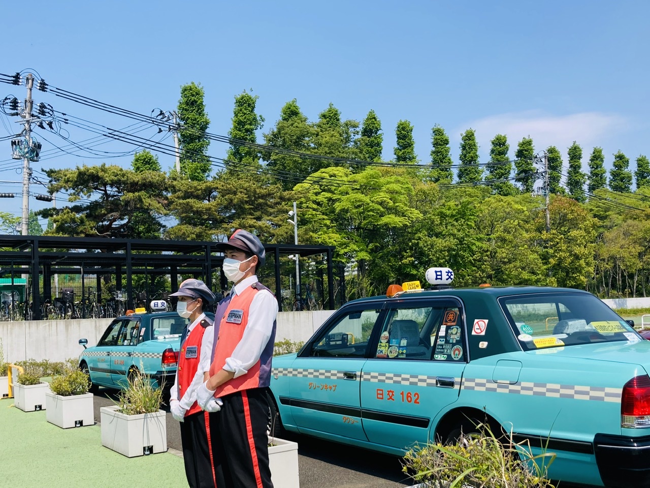 車両誘導だけではなく、タクシー利用者の案内業務も併せて実施する為、「警備」と「接客」を常時行っているステップマンの導入となりました。「警備」「接客」を一括で対応できるのもステップマンの良さとなっております。<br>