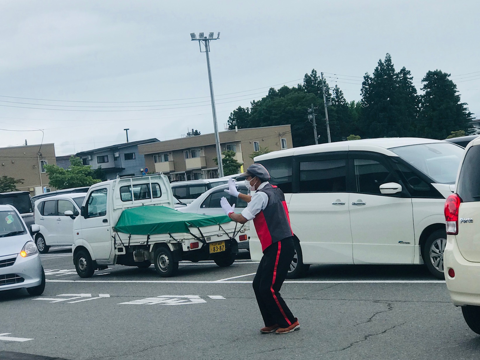 駐車場内では、空きスペースへのご案内、歩行者様の安全確保を中心に行い、ステップマンの特徴でもある、「明るく元気な対応」でお客様をご案内致しました。<br>通常の警備員とは一味違う対応で、駐車場を異空間へ変え、オープニングを盛り上げます。<br>
