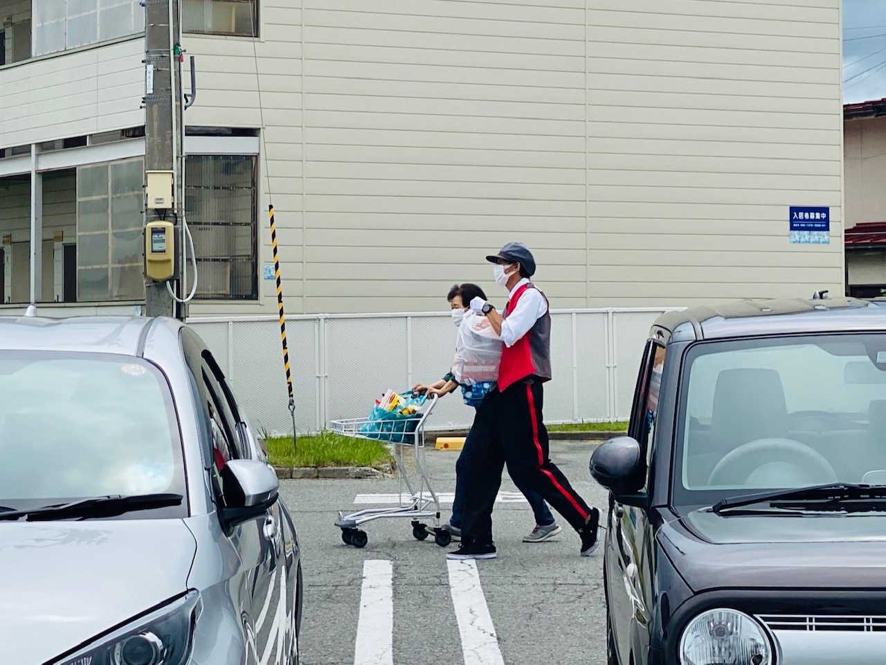 ステップマンは車両誘導だけではなく、お客様のお荷物持ちや使用済みのカート回収等も実施し、お客様が気持ちよくお買い物できる様、サポート業務も併せて実施致しました。<br>