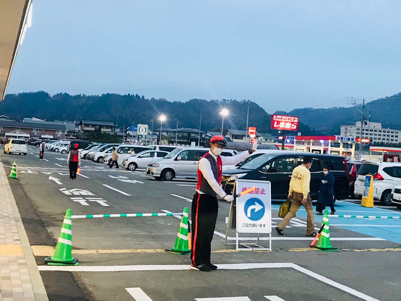 保安用資機材として、カラーコーンや案内看板も弊社にてご準備が可能です。※弊社に在庫がございます。<br>