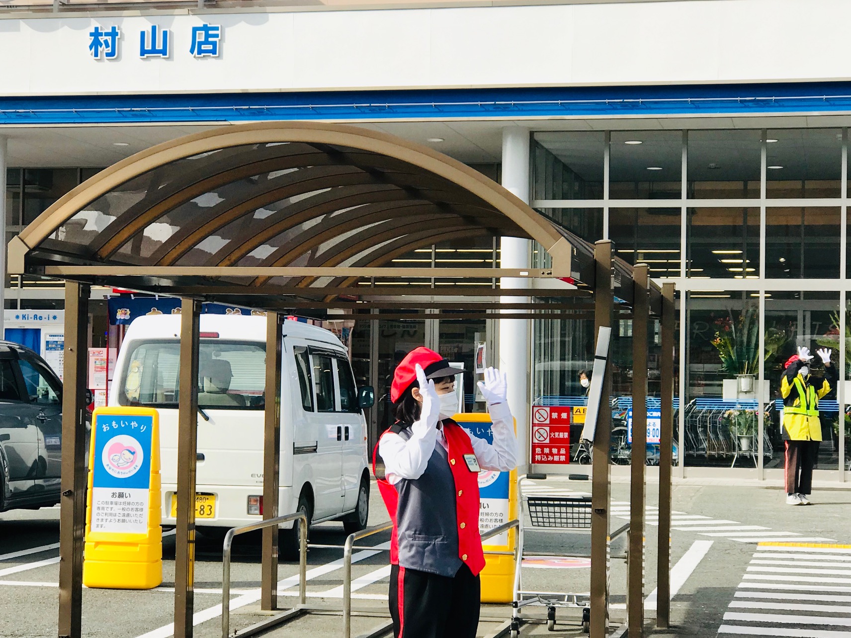 パーキングスタッフが明るく笑顔で対応する事により、場内が混雑している時間帯も駐車場に関してのクレームが激減するのが、ステップマンの特徴です。お客様に楽しく、気持ち良くお買い物して頂ける空間を提供致します。<br>