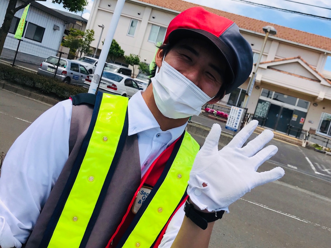 ステップマンはお客様をご案内する際、笑顔でのフレンドリー対応を心がけております。接客サービスも併せて実施致しますので、通常の警備員とは一味違うサービスをご体感頂けます。<br>お気軽にお問合せ下さい。<br>