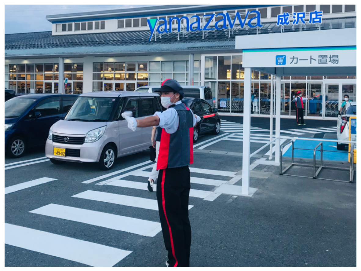 歩行者様の安全確保を行いながら、お客様のお荷物持ちや使用済みのカート回収等の接客業務も併せて実施致しました。<br>