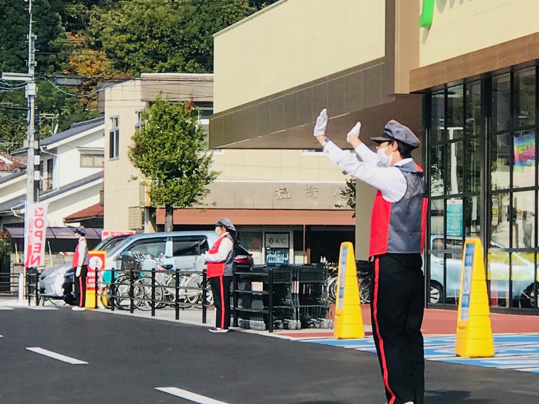 同店へは、近隣のイベント開催時に迷惑駐車等の発生が予測されますので、当面の間、ステップマンを毎週末導入予定です。<br><br>福島エリアは、弊社仙台教育センターにて対応をしております。<br>接客サービススタッフのステップマンや、店内私服保安(万引きGメン)、イベント業務請負(集客やキッズ向け)等をご検討中の企業様は、是非一度お問合せ下さい。<br><br>【新型コロナウイルス対策】<br>お客様に安心してお買い物をお楽しみ頂けるよう、業務中はマスクの着用をしております。<br>