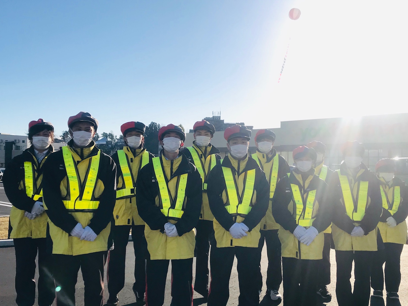 令和3年12月3日にグランドオープンしました、ヨークベニマル仙台小松島店(株式会社ヨークベニマル様/宮城県仙台市)の駐車場でのご案内を当社のステップマンが担当致しました。
開店前から閉店までの駐車場車両案内、並びに出入口周辺の混雑緩和として、オープニングセールの3日間は各日12名～15名で対応致しました。