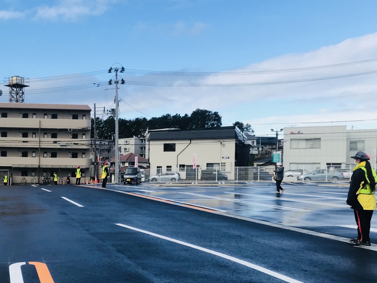 開店時刻前より人員を配置し、100台弱の駐車場でも円滑にご案内できる様、対応致しました。<br>