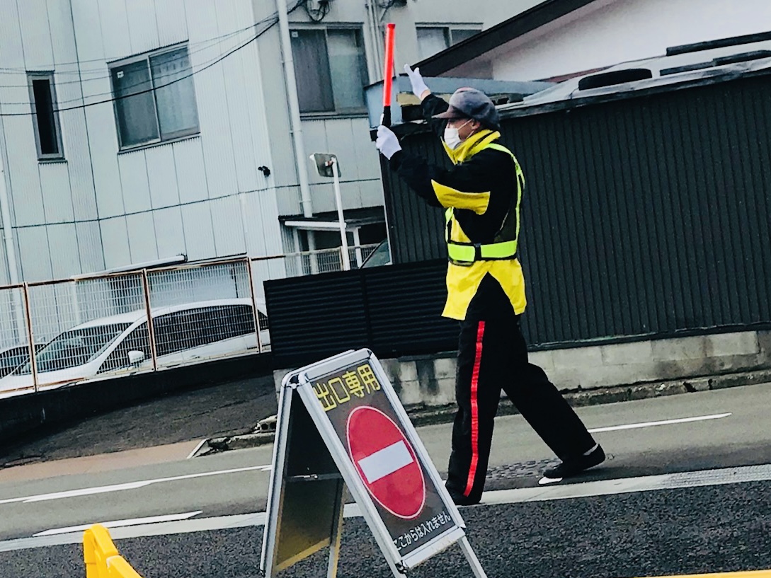 駐車場出入口へは、保安用資機材を設置し、来退店車両へ分かりやすい案内ができる様、対応致しました。<br>看板等保安用資機材は、数多くのオープン対応を行い、警備計画作成を行う当社営業社員が、お客様目線でデザインを考案し、事故が起きない環境づくりに努めております。<br>