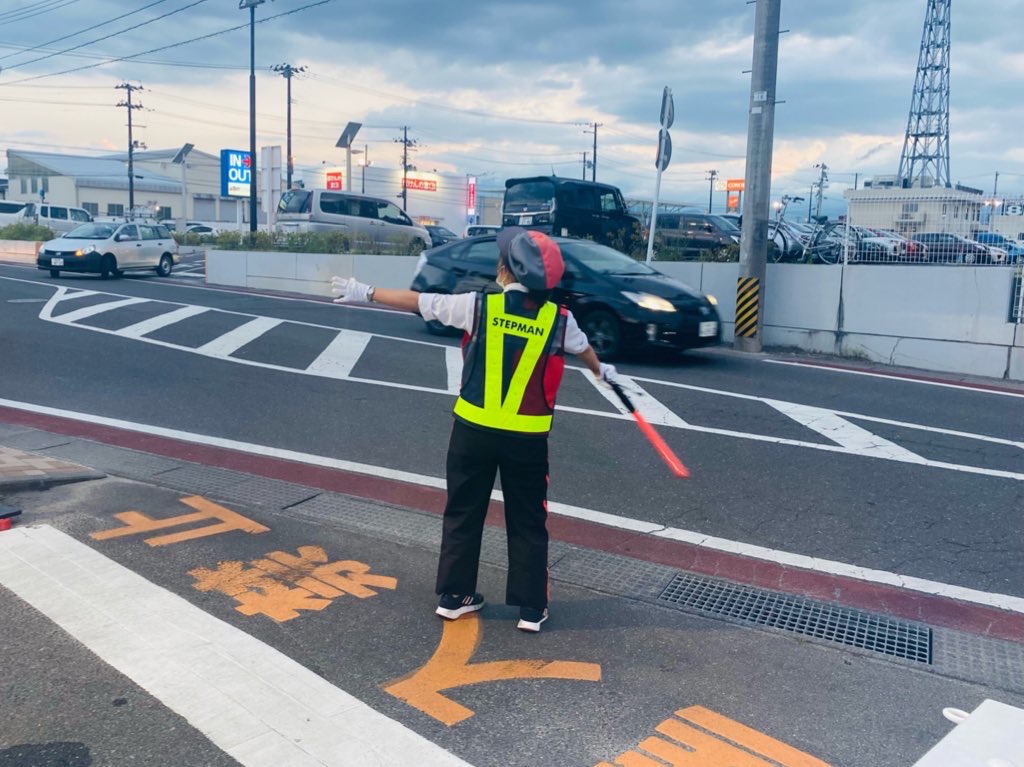 今回のオープン対応より、「STEPMAN」表記の蛍光ベストの着用を開始致しました。<br>一般的な警備員との差別化を図る為、社名ではなく、ステップマン表記とし、車両誘導時に目を引くデザインを採用しております。<br><br>駐車場対応は、交通誘導並びに接客等含め、トータルサポートが可能なステップマンをご活用下さい。<br>