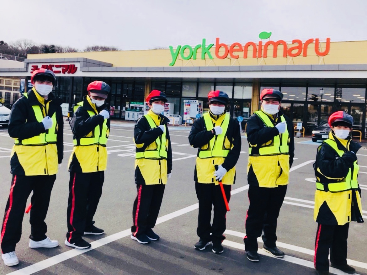 また、同日には宮城県仙台市にて、同じくヨークベニマル様の南光台店がリニューアルオープン致しましたので、南光台店へもステップマンを導入致しました(令和4年2月24日～26日/最大6名対応)。南光台店が入るアクロスプラザは日曜日に常駐の他社警備員様が配置されておりますので、土曜日まで弊社ステップマンにて対応致しました。<br>