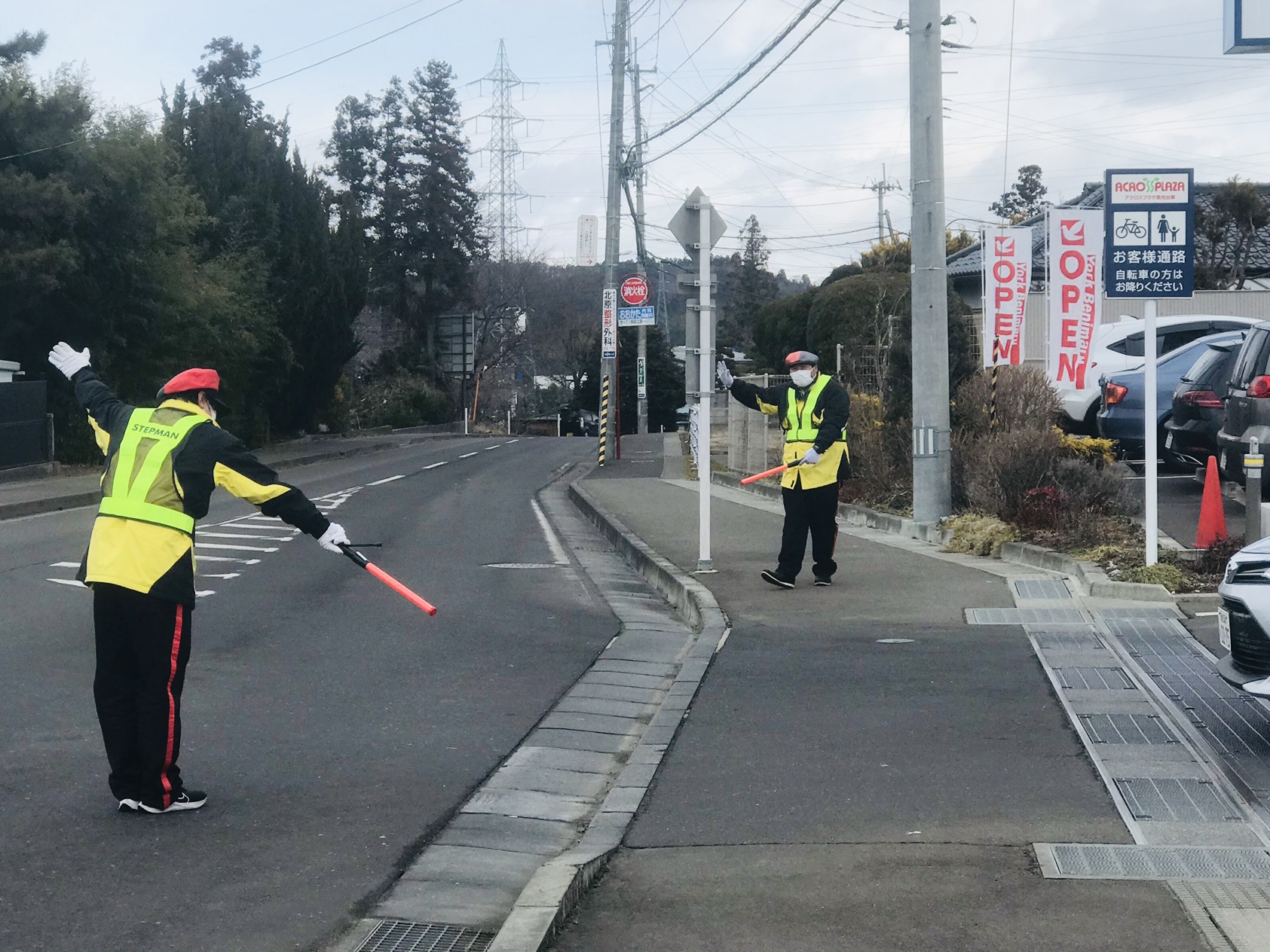 オープン時の駐車場対応は、ステップマンへお任せください。通常の誘導では感じる事ができない、「特別感」を動きで体現し、ステップマンが手を振りお客様をお出迎えする事で、アミューズメントパーク感を様々な駐車場で演出致します。<br>