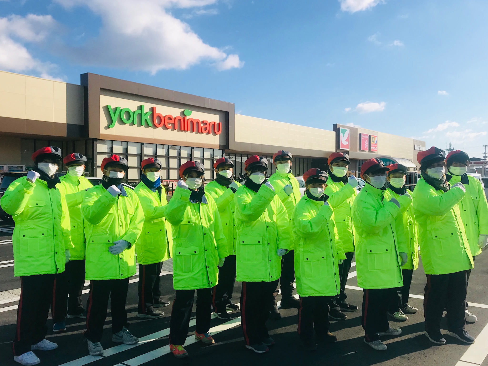 令和4年2月25日にグランドオープンしました、ヨークベニマル二本松インター店(株式会社ヨークベニマル様/福島県二本松市)の駐車場でのご案内を当社のステップマンが担当致しました。
開店前から閉店までの駐車場車両案内、並びに出入口周辺の混雑緩和として、オープニングセールの3日間は各日14名で対応致しました。