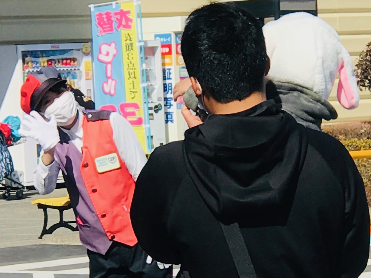 ステップマンは交通誘導だけではなく、お客様に寄り添った接客サービスも併せて実施致します。<br>駐車場対応は、当社のステップマンにお任せ下さい。<br><br>【新型コロナウイルス対策】<br>お客様に安心してお買い物をお楽しみ頂けるよう、マスクの着用をしております。<br>