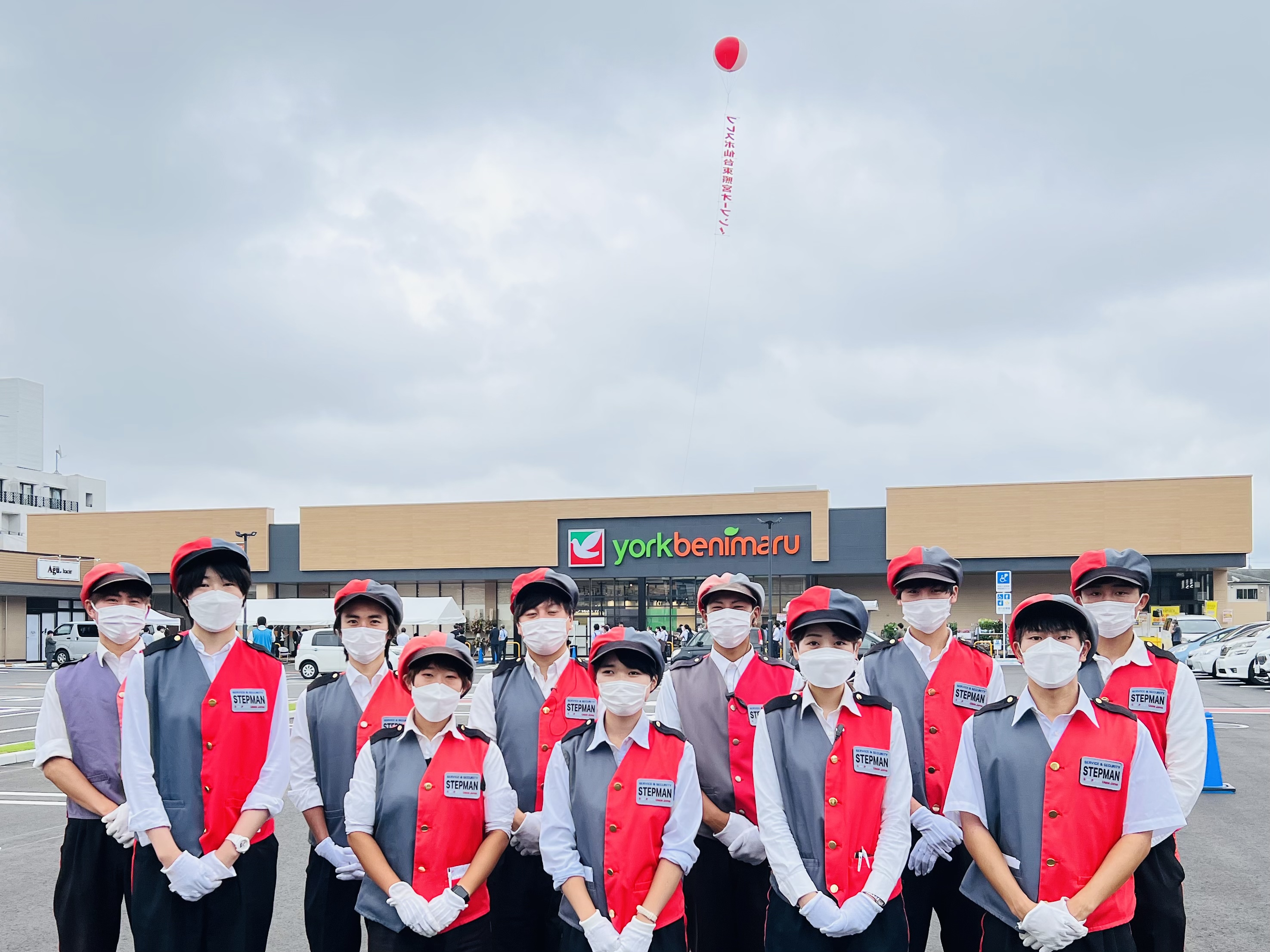 令和4年7月29日にグランドオープンしました、ヨークベニマル仙台東照宮店(株式会社ヨークベニマル様/宮城県仙台市)の駐車場でのご案内を当社のステップマンが担当致しました。
開店前から閉店までの駐車場車両案内、並びに出入口周辺の混雑緩和として、オープニングセールの3日間に各日13名～15名で対応致しました。