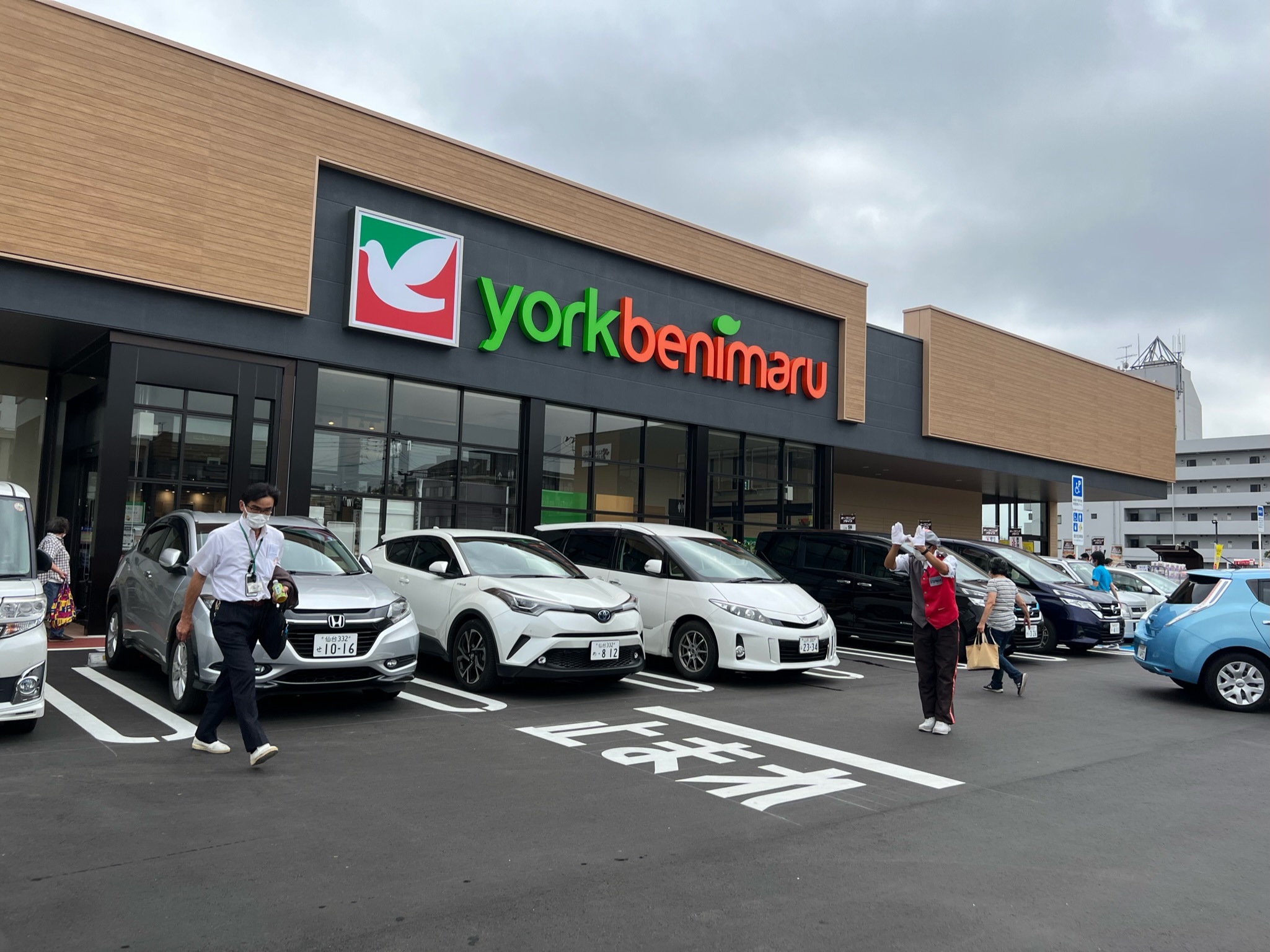 敷地内は100台程の駐車スペースしかない為、ステップマン同士が連携を取り、来店車両のスムーズなエリア振分を行いました。初日は常に満車の状態が続きました。<br>